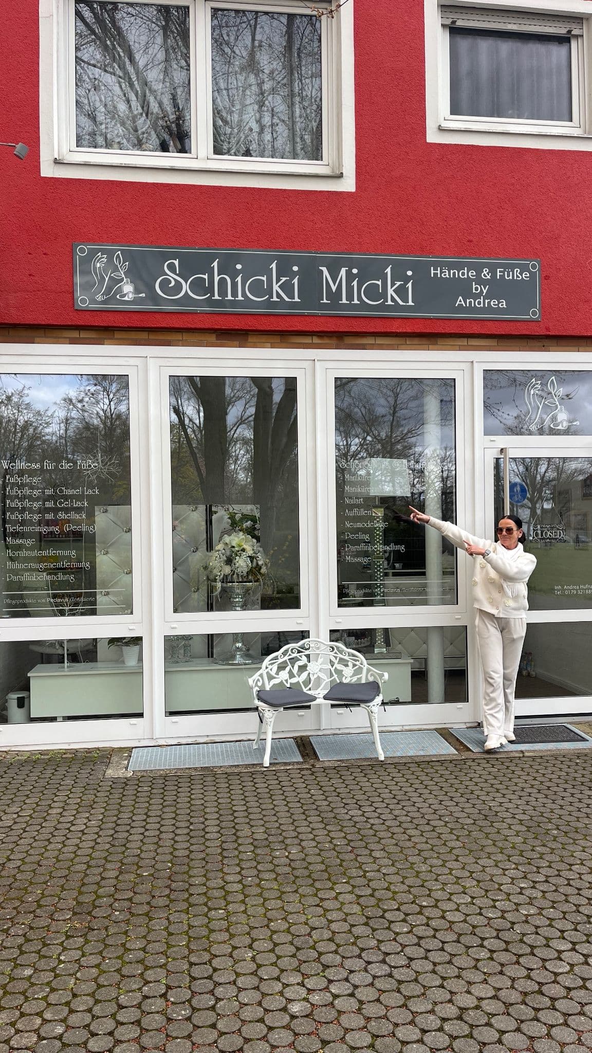 Andrea vor ihrem Studio Schicki Micki in Bamberg